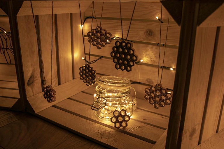 Dekorace s dřevěnou krabicí, světelným řetězem a přívěsky z matic