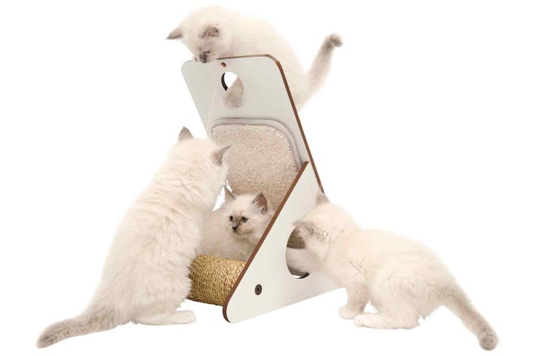 Škrabadlo pro kočky se čtyřmi koťaty