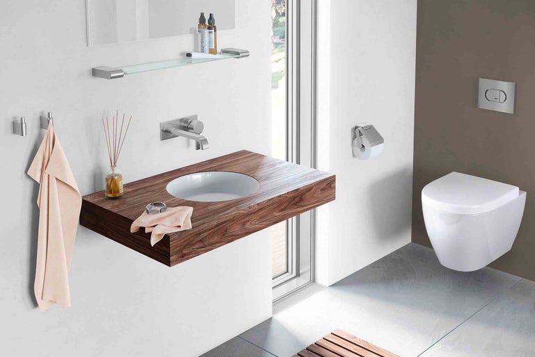 Moderní koupelna s umyvadlem ze dřeva a závěsným WC.