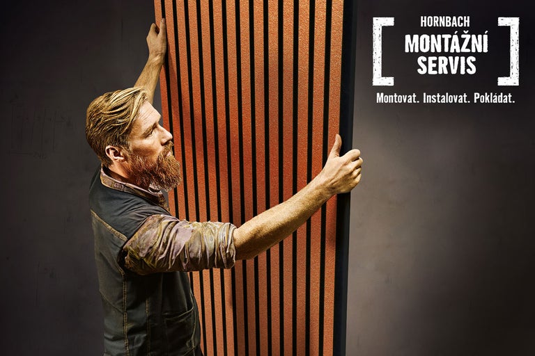 Muž montuje akustický panel s dřevěnými lamelami. Logo Hornbach Montageservice.