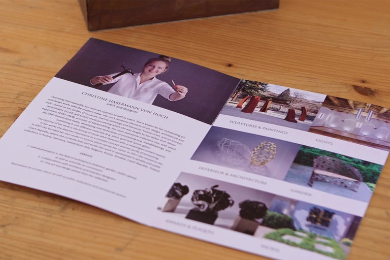 Brožura s informacemi o Christine Habermann von Hoch, umělkyni a designérce, s příklady jejích soch, maleb, interiérové architektury a světelných designů.