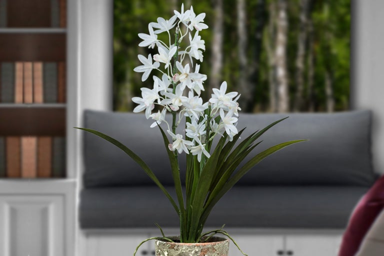 Dekorativní umělá rostlina s bílými květy v květináči