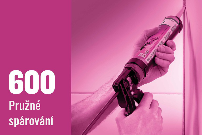 Řemeslník používá pistoli na kartuše ke spárování dlaždic.