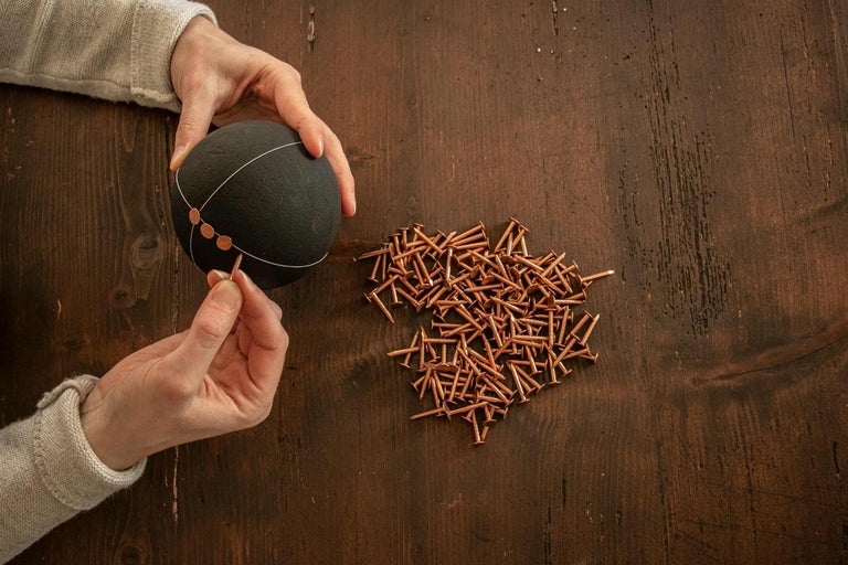 Dekorativní polystyrenová koule zdobená hřebíky