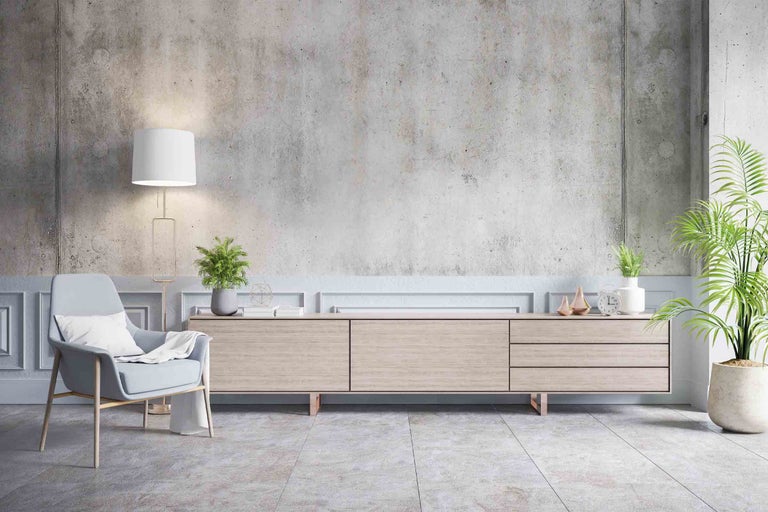 Obývací pokoj s komodou, křeslem, stojací lampou a pokojovými rostlinami