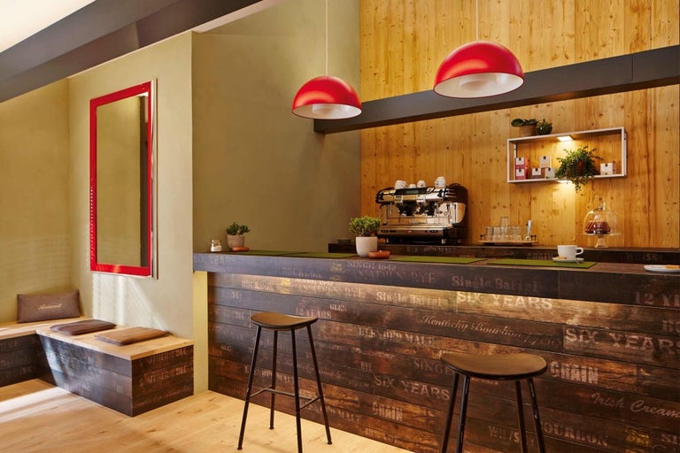 Pokoj pro hosty s barem, barovými stoličkami a posezením