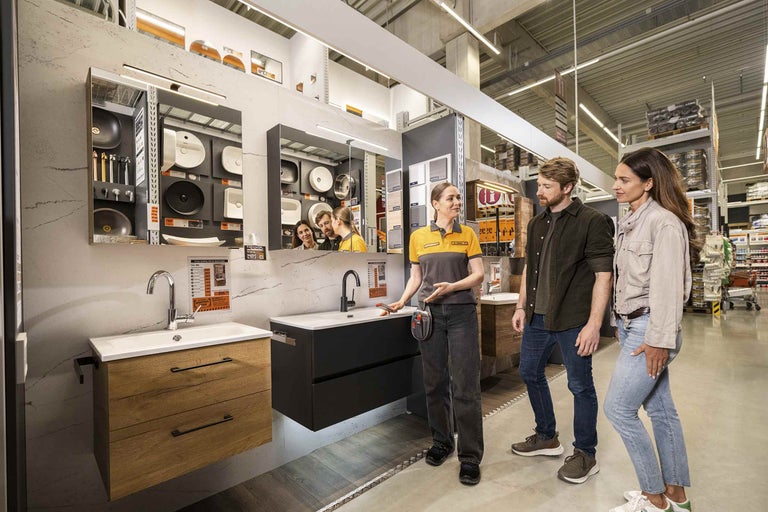 Výstava koupelen v Hornbachu s umyvadlovými skříňkami a zákaznickým poradenstvím