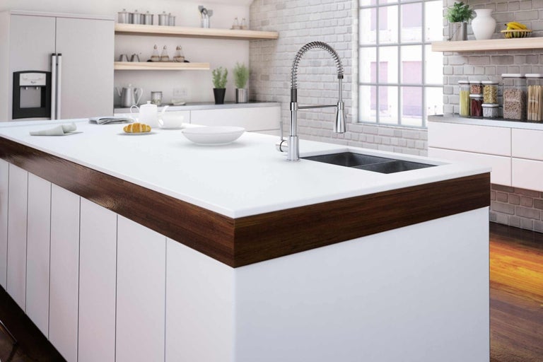 Kuchyňský ostrůvek s dřezem a baterií v moderním kuchyňském designu.