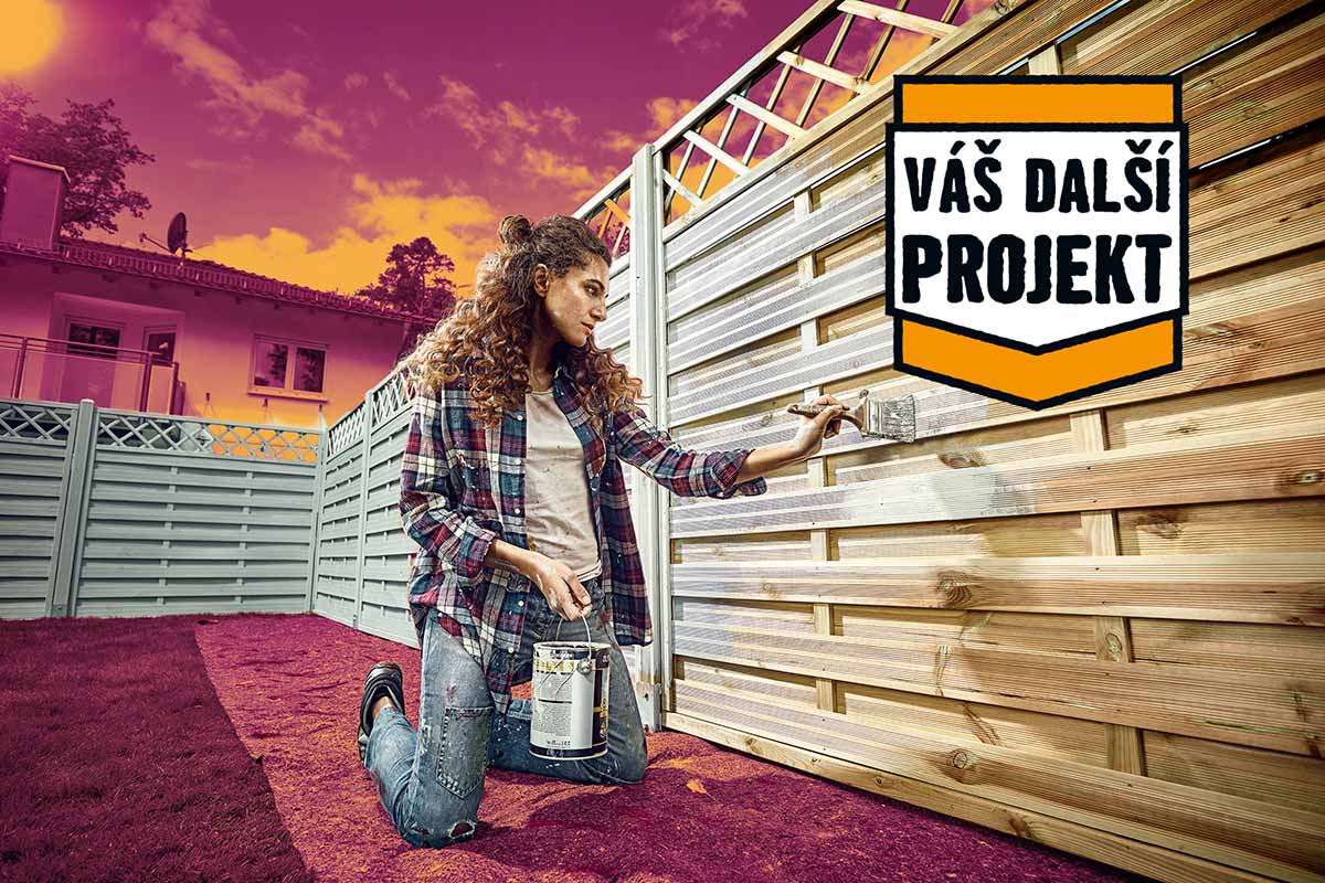 Žena natírá dřevěný zahradní plot štětcem a plechovkou barvy. Hornbach Logo Váš další projekt.