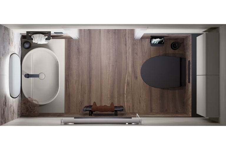 Pohled shora na koupelnu s vanou, toaletou, zrcadlem a dřevěnou podlahou.