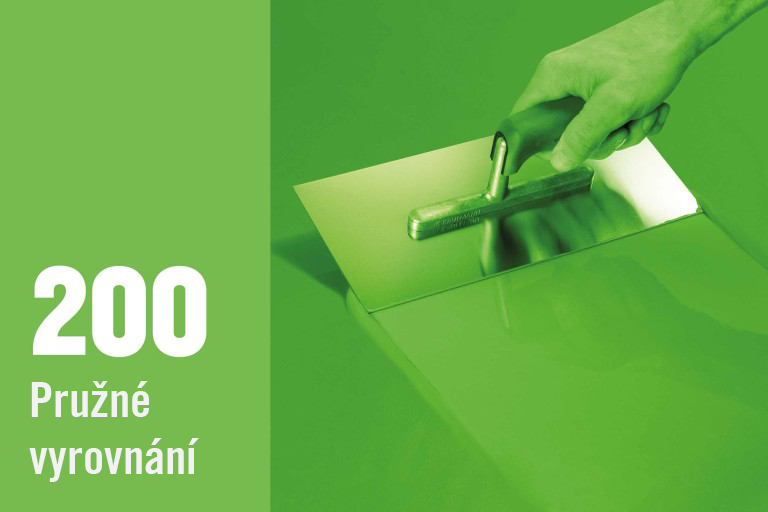 Ruka s hladítkem na vyrovnávací hmotě