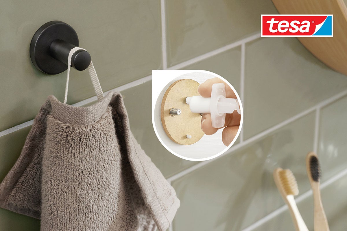 Držák na ručníky s logem Tesa a montážním návodem
