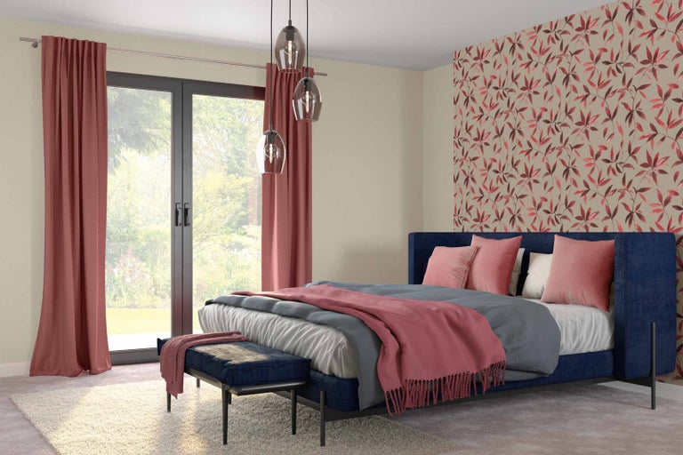 Ložnice s postelí, nočním stolkem, závěsy a květinovou tapetou