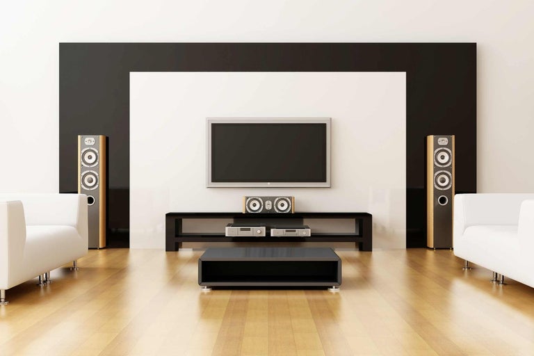 Obývací pokoj s televizí, reproduktory a nábytkem pro systém domácího kina
