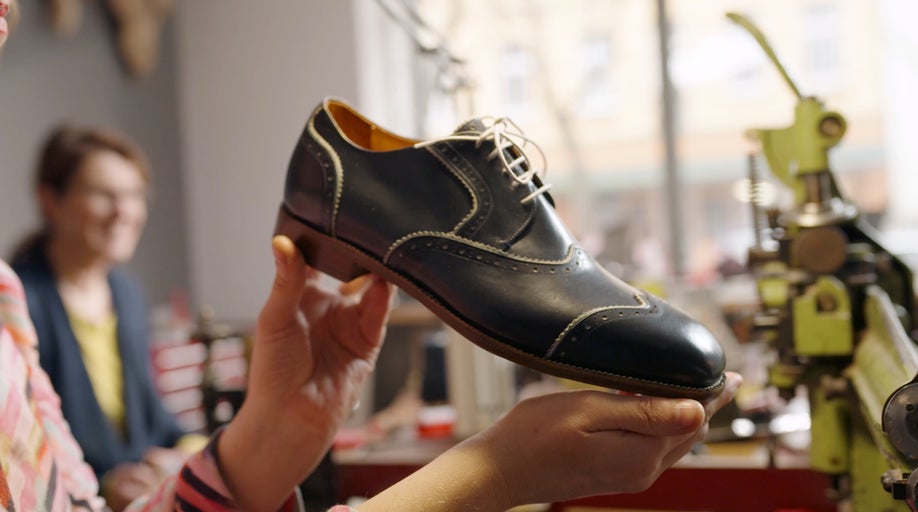 Elegantní pánská kožená bota prezentovaná v dílně.