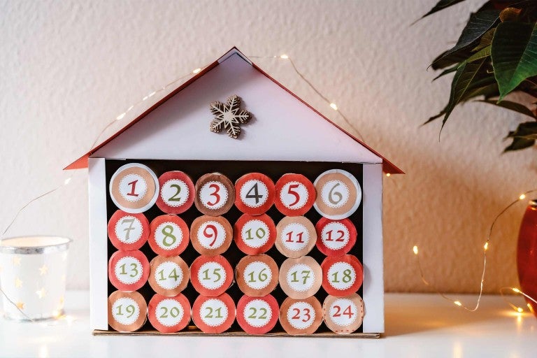 Adventní kalendář ve tvaru domu s čísly 1 až 24