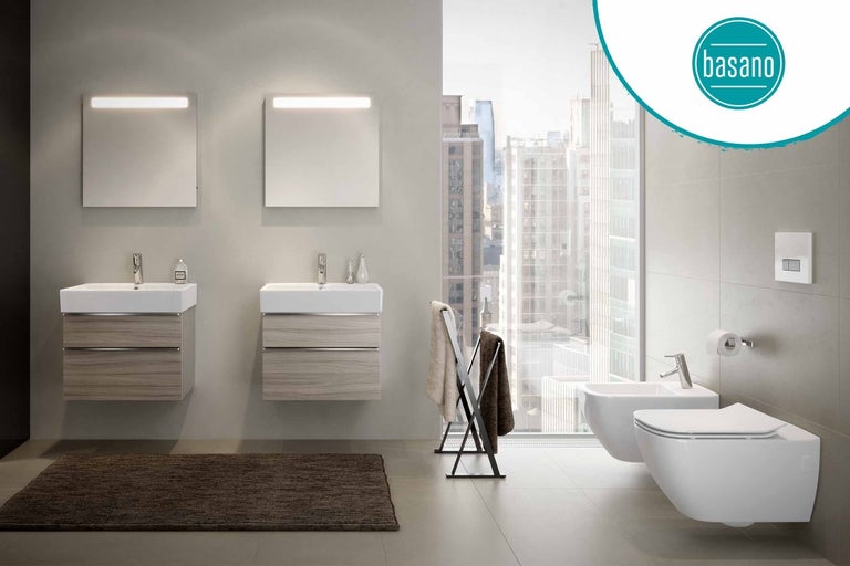 Moderní koupelna s umyvadly, zrcadly s osvětlením, bidetem a toaletou