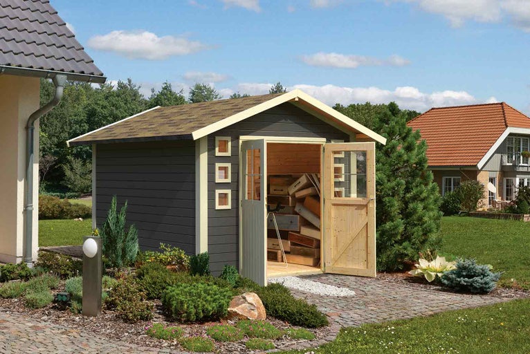 Zahradní domek s otevřenými dveřmi, plný zásuvek na dlážděné cestě