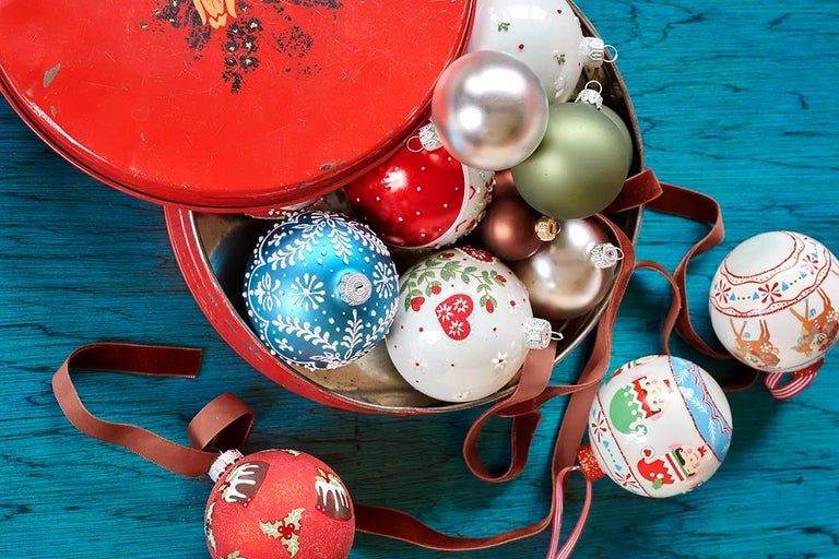 Ozdobné vánoční koule v kulaté dóze