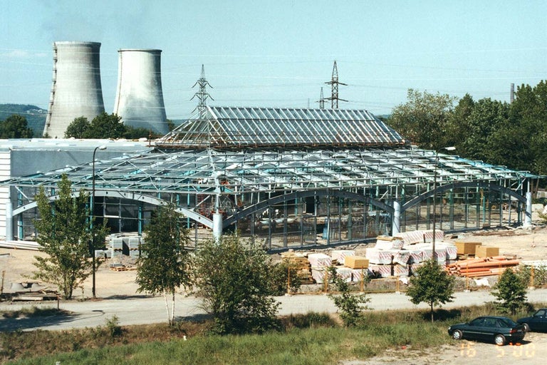 Budova ve výstavbě se skleněnou střechou a ocelovou konstrukcí