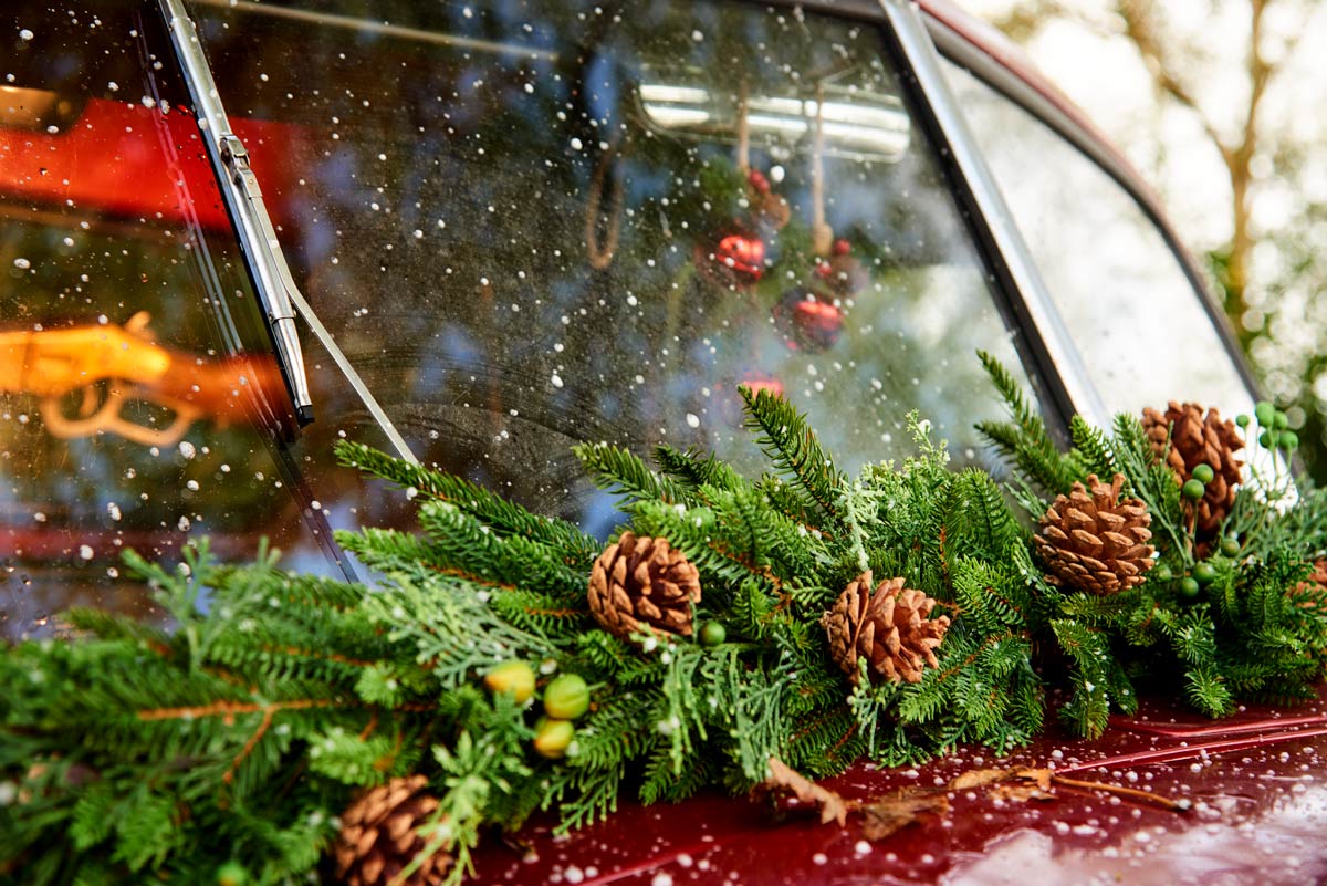 Zdobený veterán s jedlovými větvemi a šiškami