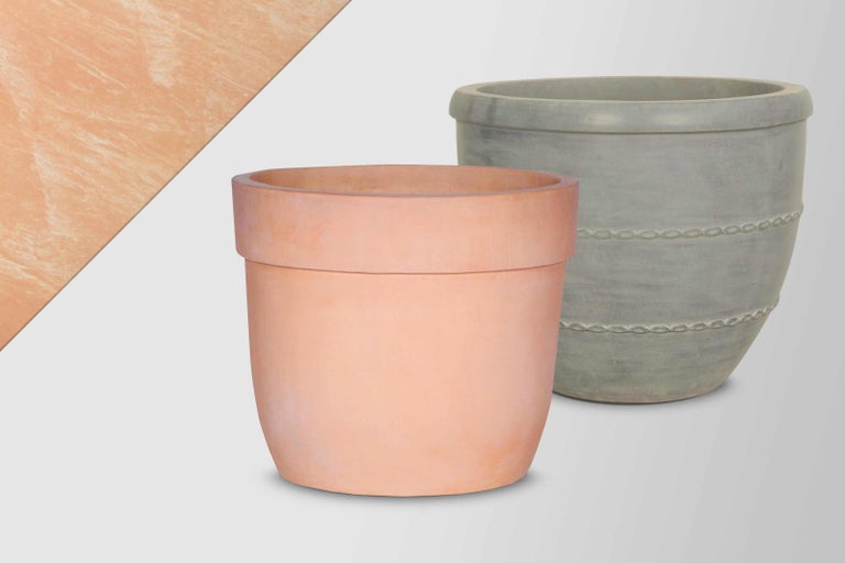 Dva květináče z terakoty na obrázku.