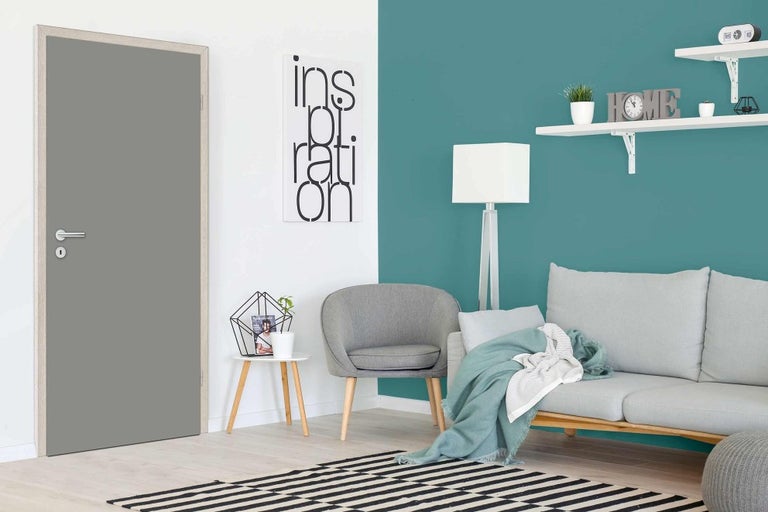 Obývací pokoj s interiérovými dveřmi, sedacím nábytkem a dekorací