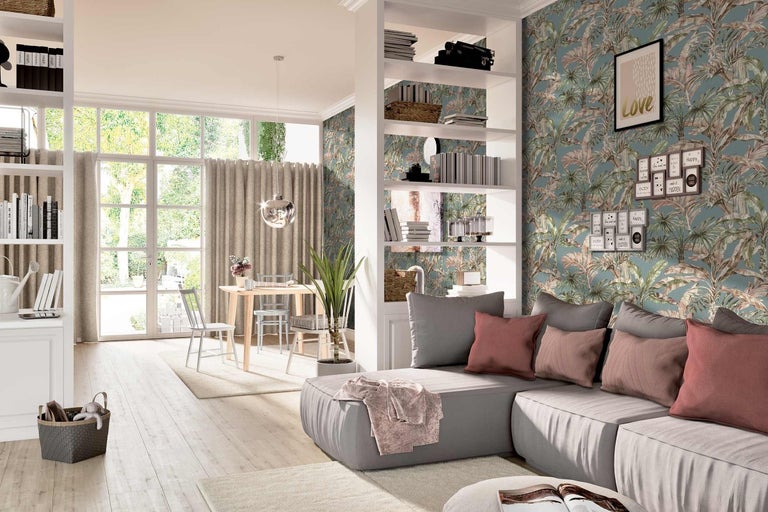 Světlý obývací pokoj s pohovkou, jídelním stolem a vzorovanou tapetou.