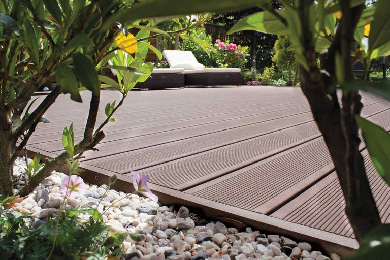 Terasa s WPC terasovými prkny a zahradním nábytkem venku