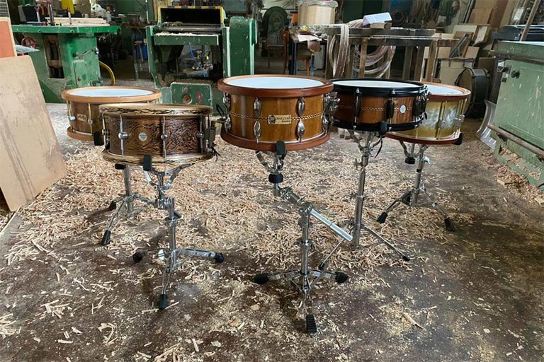 Čtyři dřevěné virbly na stojanech