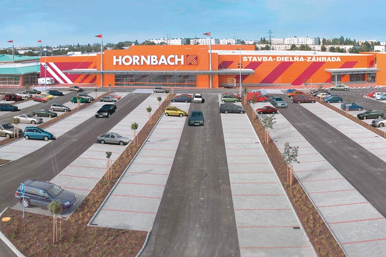 HORNBACH stavebniny s plným parkovištěm