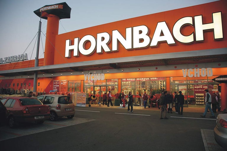 Vnější pohled na hobbymarket Hornbach s parkovištěm pro zákazníky