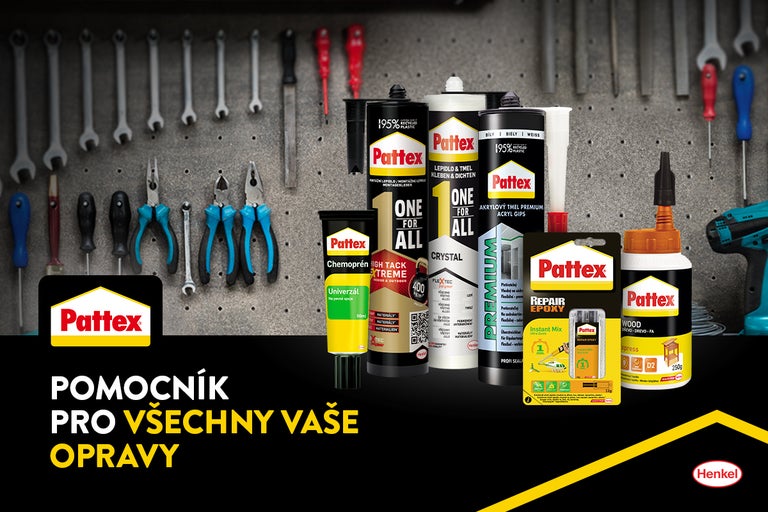 Produktová fotografie různých lepidel Pattex před stěnou s nářadím