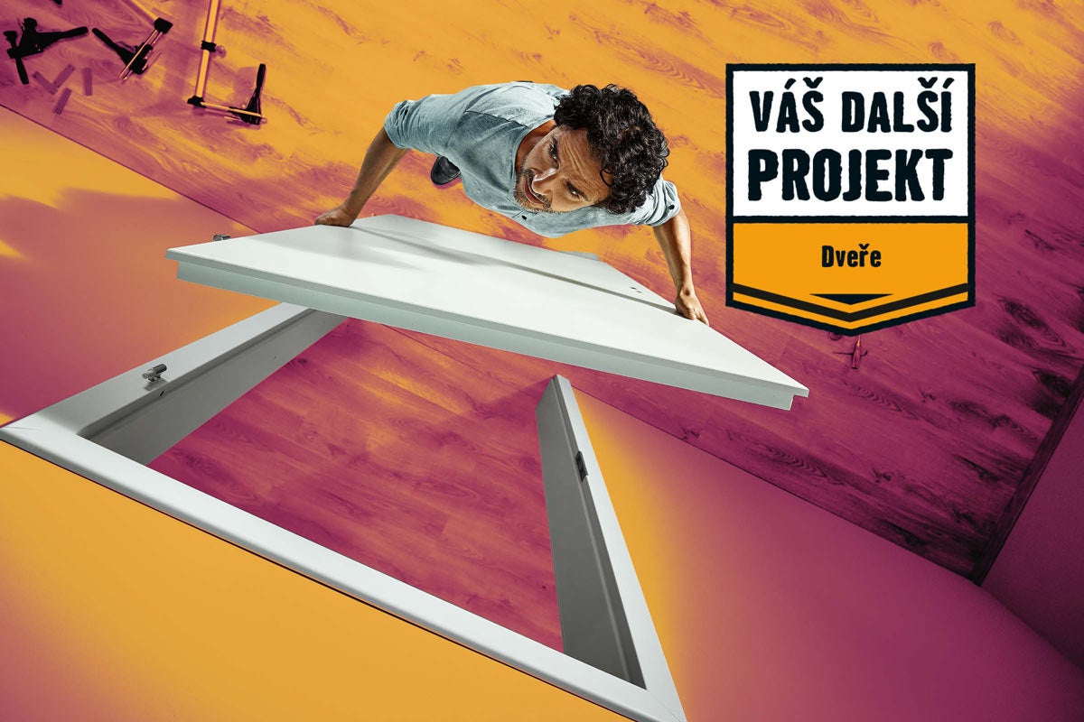 Muž instaluje interiérové dveře. Další projekt dveře.