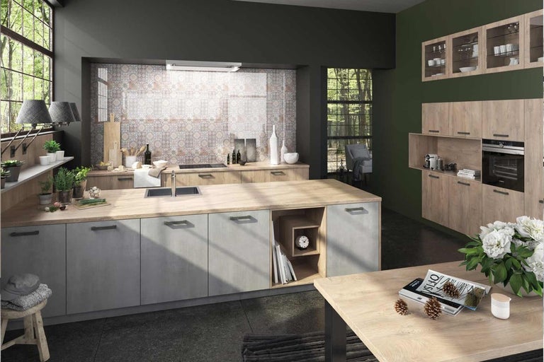 Moderní kuchyně s kuchyňským ostrovem, dřezem a kuchyňskými skříňkami ve vzhledu dřeva