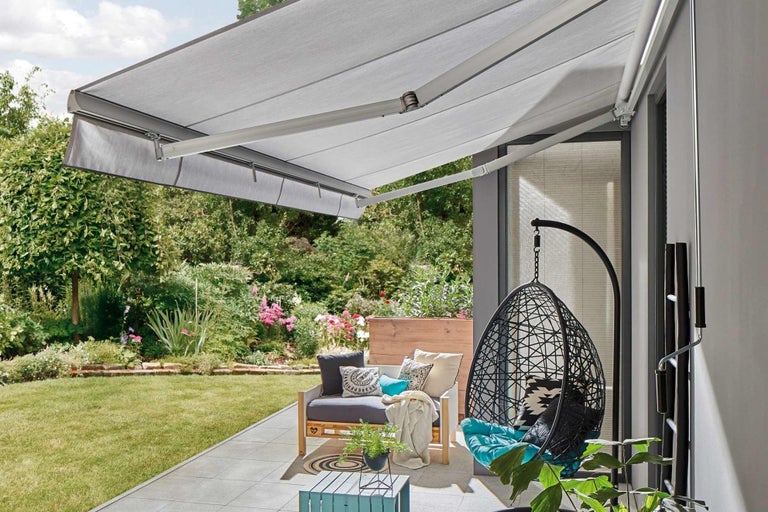 Terasa s markýzou, posezením a závěsným košem