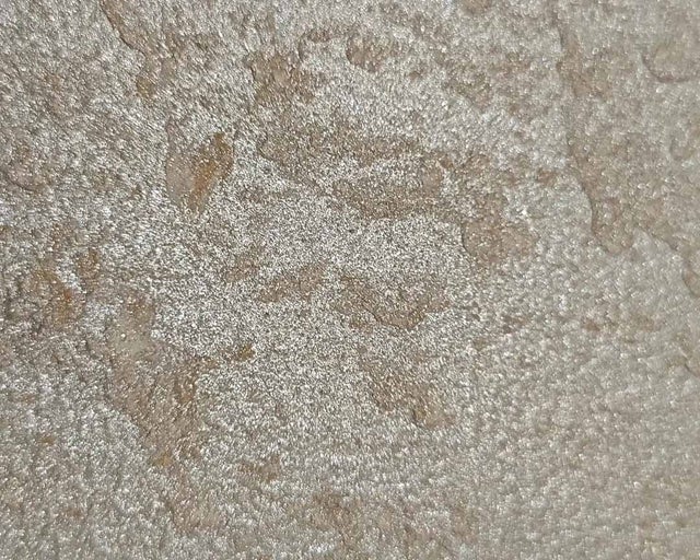 Strukturovaná tapeta se zrnitým povrchem a metalickým leskem