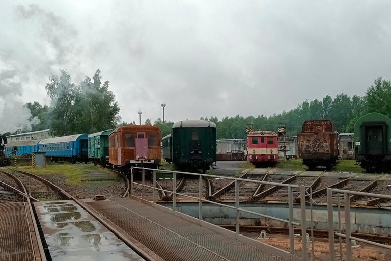 Železniční depo s točnou a starými vagóny