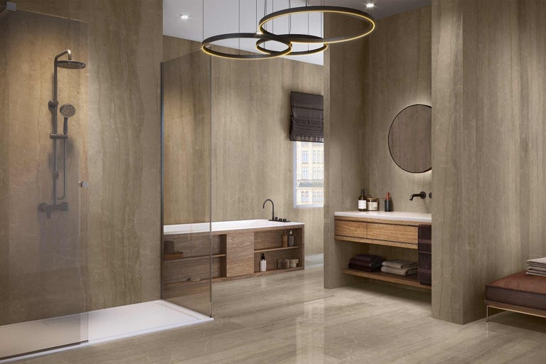 Moderní koupelna se sprchou, vanou, umyvadlem a kulatými svítidly