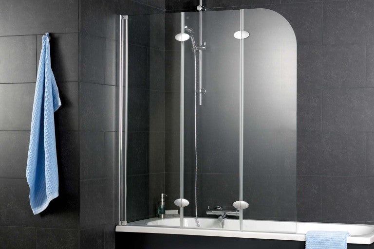 Skleněná vanová zástěna s baterií a ručníkem