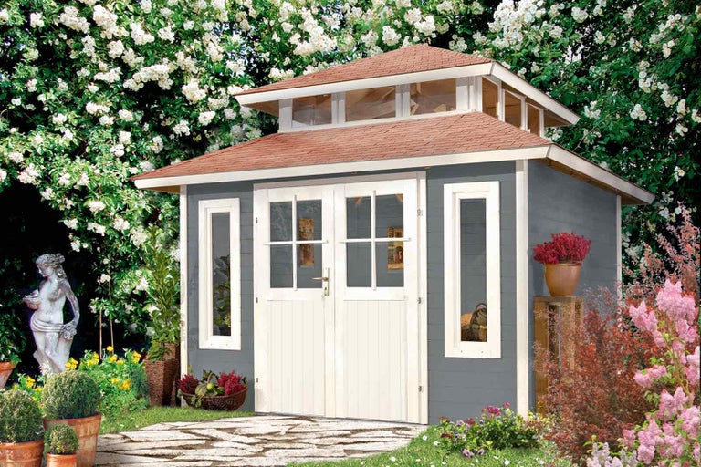 Zahradní domek s dvoukřídlými dveřmi a okny, obklopený květinami a rostlinami.