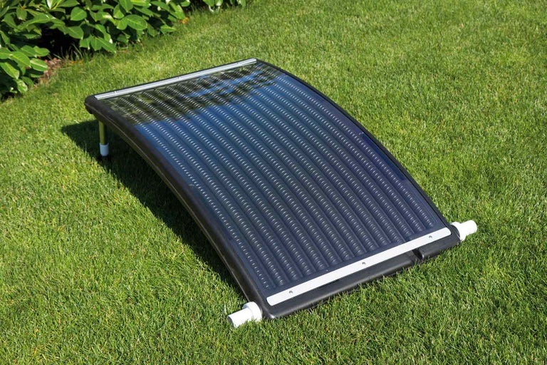 Solární absorbér pro ohřev bazénu na trávníku