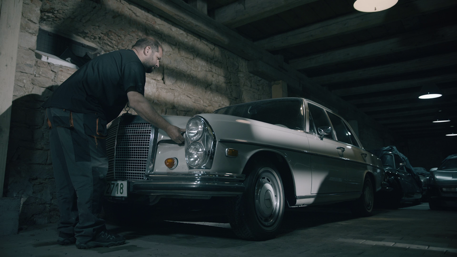 Muž otevírá kapotu veterána v garáži