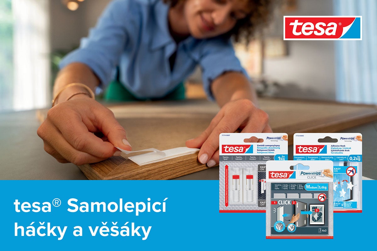 Žena připevňuje lepicí pásky Tesa na obrazový rám, logo Tesa, balení lepicích háčků a lepicích pásek Tesa
