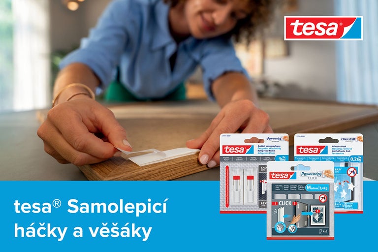 Žena připevňuje lepicí pásky Tesa na obrazový rám, logo Tesa, balení lepicích háčků a lepicích pásek Tesa