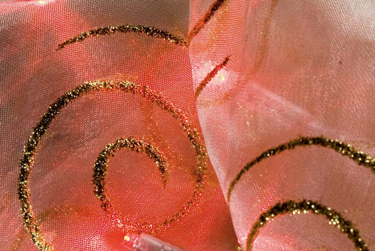 Dekorativní kus látky s třpytivými ornamenty