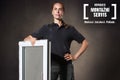 Žena drží okno, montážní servis Hornbach