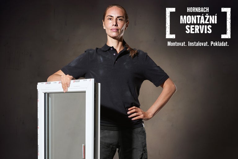 Žena drží okno, montážní servis Hornbach