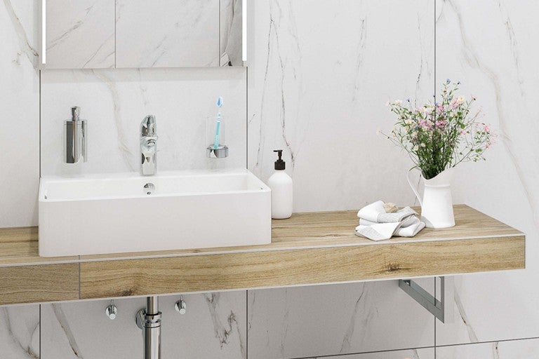 Moderní koupelna s obdélníkovým umyvadlem, baterií, zrcadlem a policí