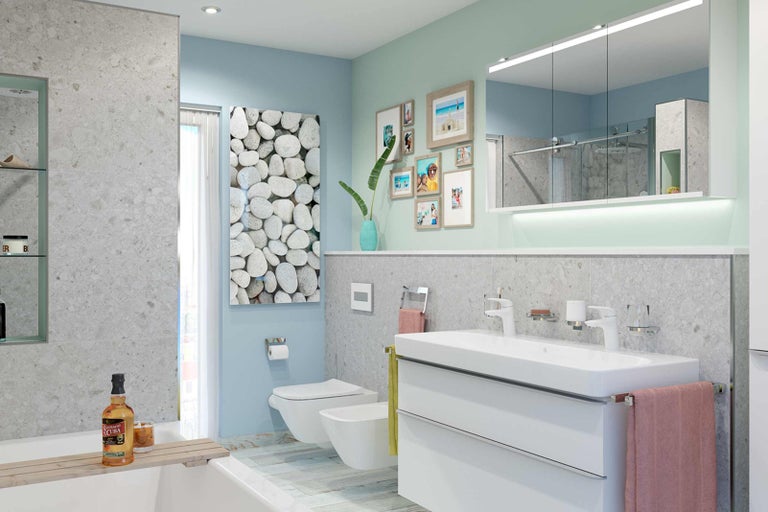 Světlá koupelna s umyvadlem, toaletou, vanou a dekoracemi